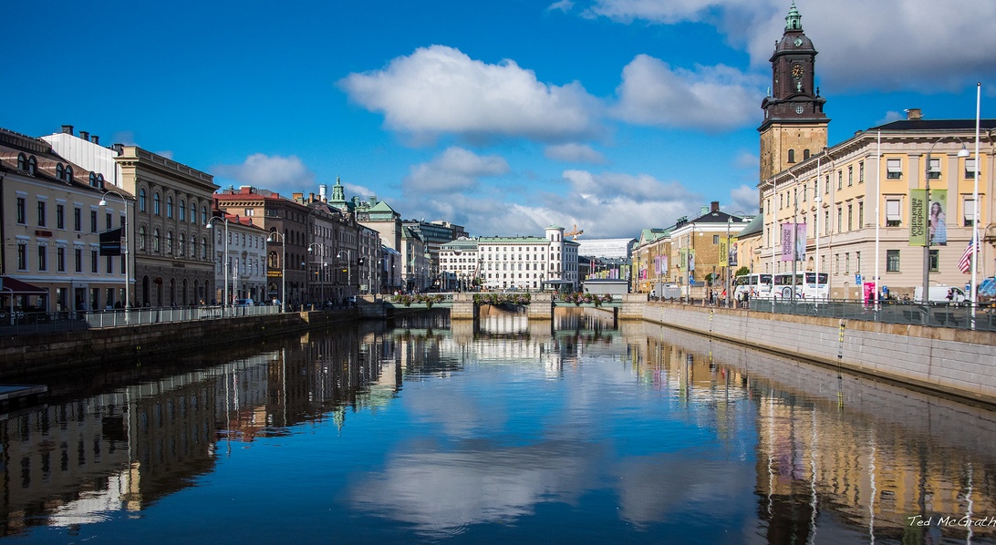 Byggkranar över Göteborgs stadssiluett i solnedgången.